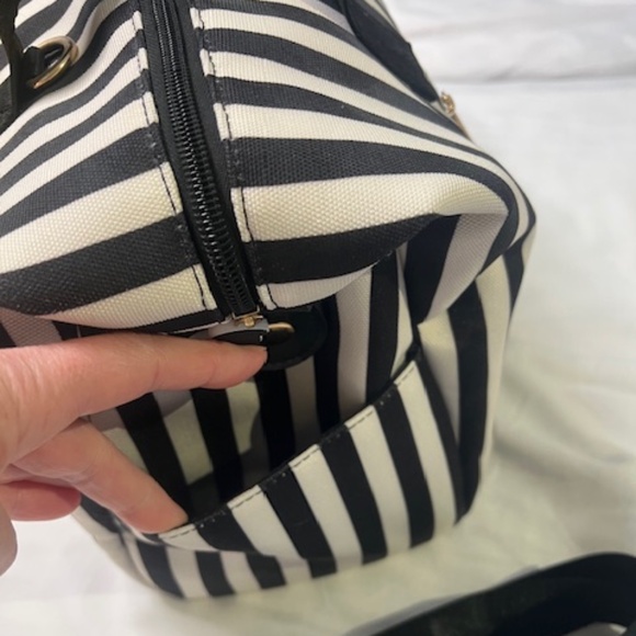 NWOT Alice + Olivia Black & White Positano Striped Duffel Bag - Picture 10 of 11